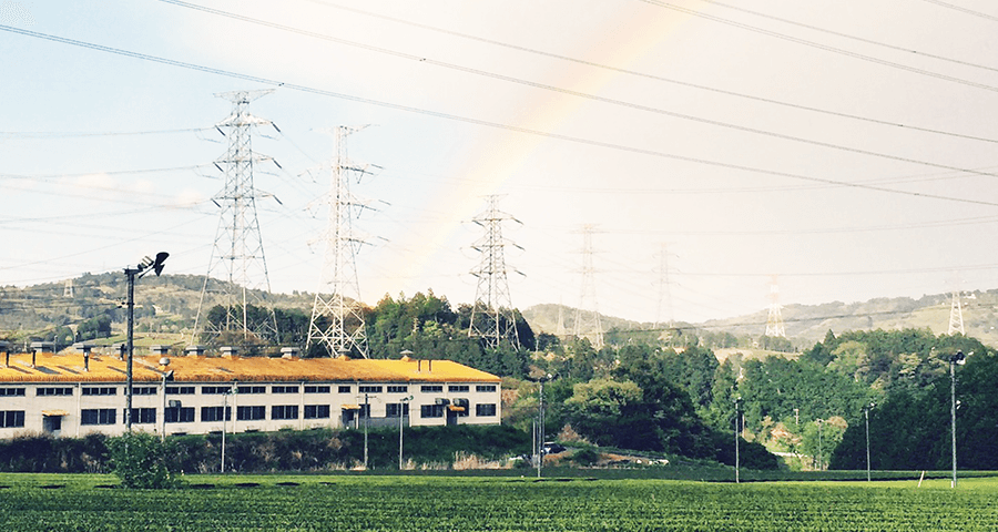 虹が広がる私たちの仕事場の風景